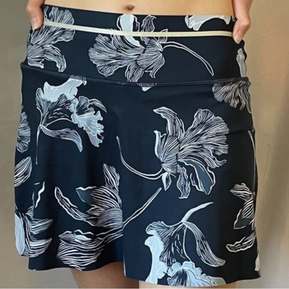 EUC Athleta athletic navy floral skirt, size Large